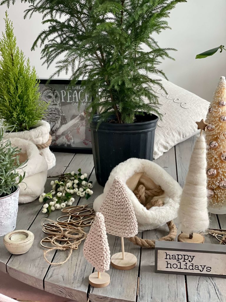 Creamy whites and neutrals for Christmas decorating
