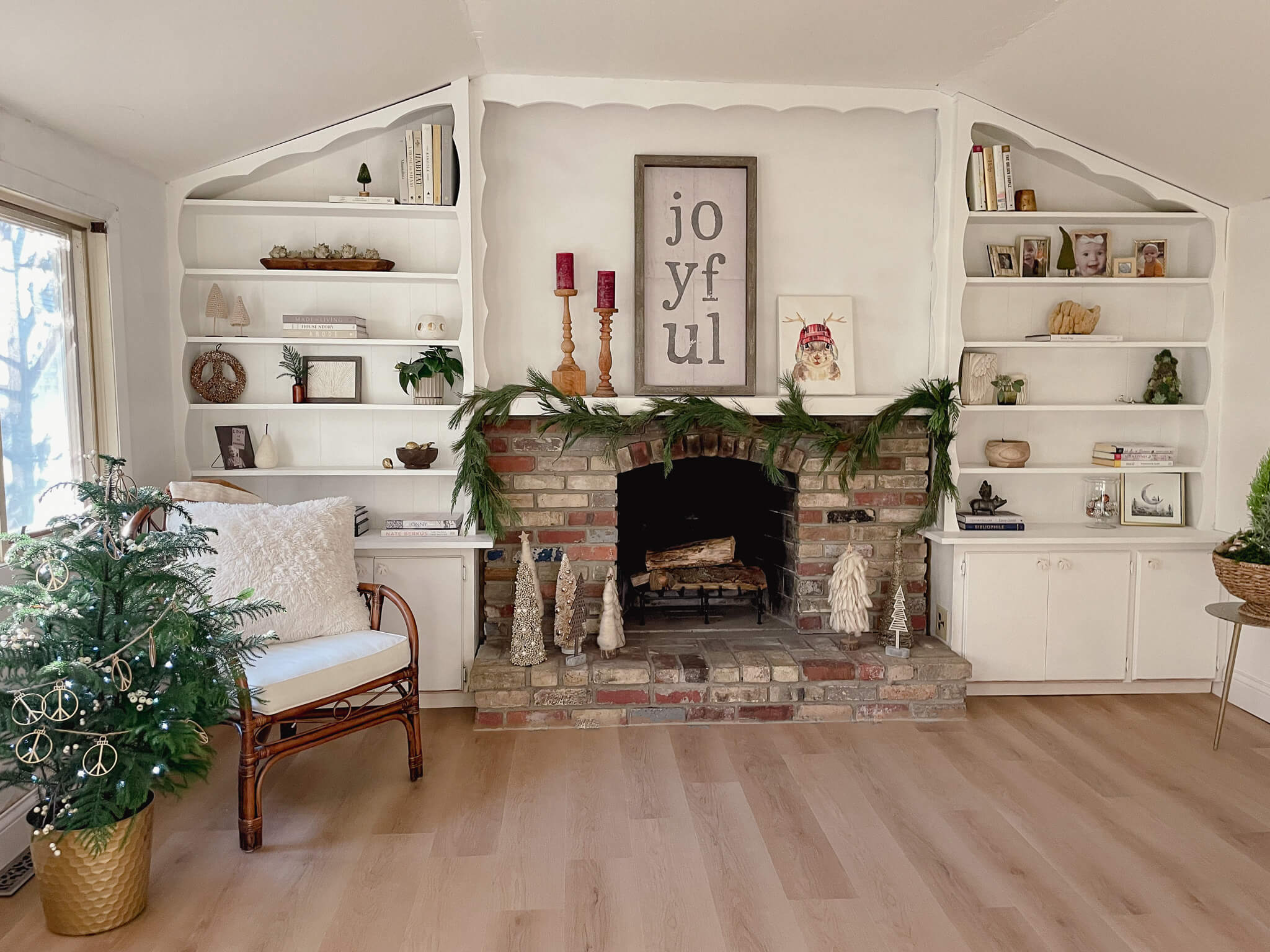 Christmas Mantel in a cozy cottage